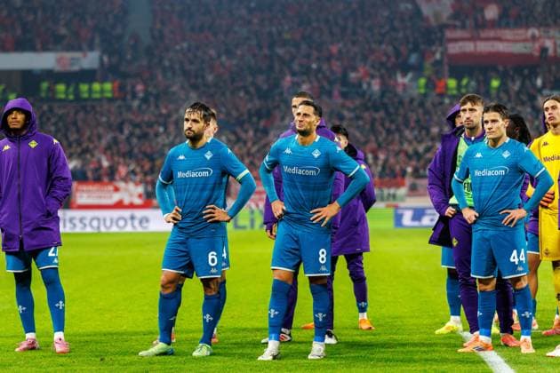 UECL 1 FSV Mainz 05 AC Florence The players of AC Florence stand dejected in front of the fans after the defeat here among others Luca Ranieri AC Florence, Fiorentina, 6 Rolando Mandragora AC Florence, Fiorentina, 8 Nicolo Fagioli AC Florence, Fiorentina, 44 during the UEFA Conference League match between 1 FSV Mainz 05 and AC Florence on matchday 3 at the MEWA Arena Mainz on 06 11 2025 Copyright: xBEAUTIFULxSPORTS Hahnex