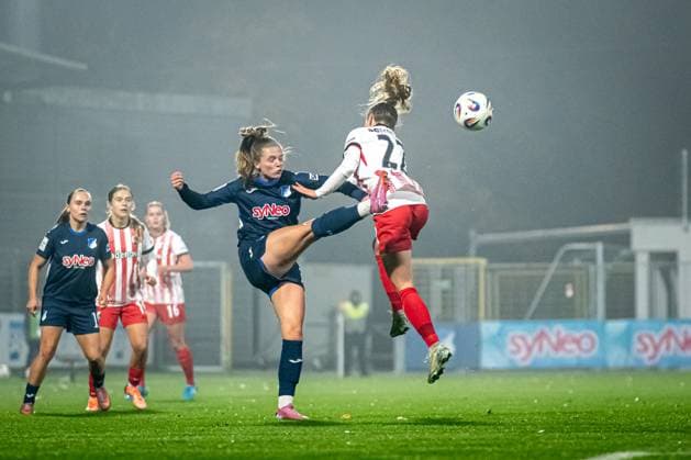 GPFBL TSG Hoffenheim SC Freiburg 06 11 2025 Valesca Ampoorter 18 TSG Hoffenheim Women in a duel with Nia Szenk 19 SC Freiburg Women , while Marie Steiner 19 TSG Hoffenheim Women follows closely GPFBL TSG Hoffenheim vs SC Freiburg on 06 11 2025 at Dietmar Hopp Stadion in Hoffenheim Copyright: xBEAUTIFULxSPORTS Gelhardtx