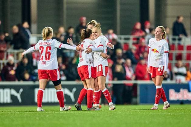 06 11 2025, GER, womens soccer, BL, 2025 2026, RB Leipzig FC Carl Zeiss Jena team, RB Leipzig, cheering after final whistle, victory Leipzig training center of the Red Bull Saxony Germany