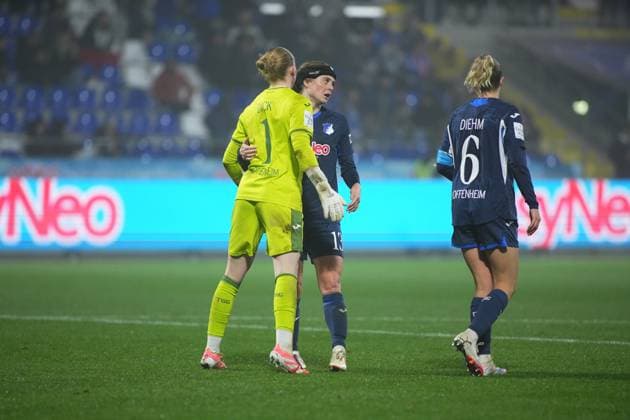 Laura Dick 1 TSG Hoffenheim Women and Wielle Douma 13 TSG Hoffenheim Women in exchange, Vanessa Diehm 6 TSG Hoffenheim Women runs alongside GPFBL TSG Hoffenheim vs SC Freiburg on 06 11 2025 at Dietmar Hopp Stadion in Hoffenheim Players in interaction Copyright: xspeedshotx