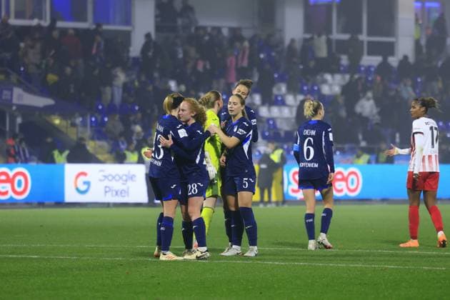 Franziska Harsch 17 TSG Hoffenheim Women and Jamilla Rankin 5 TSG Hoffenheim Women greet each other after the match while other players from TSG Hoffenheim Women and SC Freiburg Women stand in the background GPFBL TSG Hoffenheim vs SC Freiburg on 06 11 2025 at Dietmar Hopp Stadion in Hoffenheim Players greet each other Copyright: xspeedshotx