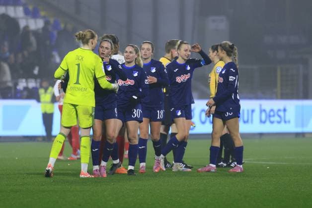 Jill Janssens 9 TSG Hoffenheim Women in conversation with Laura Dick 1 TSG Hoffenheim Women , while Nadine Bitzer 30 TSG Hoffenheim Women and Valesca Ampoorter 18 TSG Hoffenheim Women listen attentively, Vanessa Diehm 6 TSG Hoffenheim Women shows concentration GPFBL TSG Hoffenheim vs SC Freiburg on 06 11 2025 at Dietmar Hopp Stadion in Hoffenheim Players in conversation Copyright: xspeedshotx
