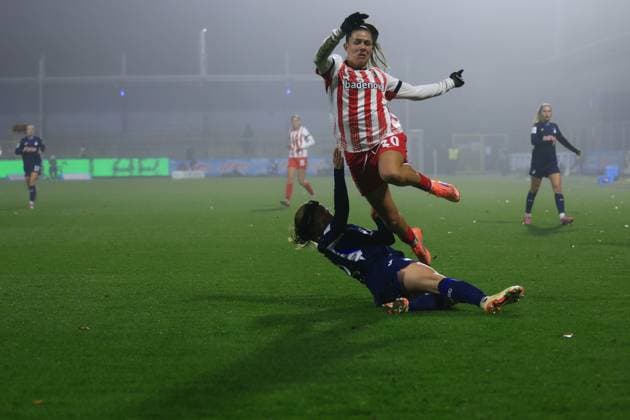 Leela Egli 20 SC Freiburg Women in a duel with a TSG Hoffenheim Women player on the pitch GPFBL TSG Hoffenheim vs SC Freiburg on 06 11 2025 at Dietmar Hopp Stadion in Hoffenheim Intense duel in the match Copyright: xspeedshotx