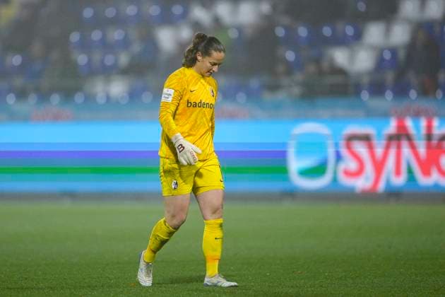 Laura Benkarth Goalkeeper, Goalkeeper, Freiburg, 1 , cropped, full body, single image, single photo, action, action, players of SC Freiburg, disappointed about the defeat, disappointment after the final whistle, highlight, loser, lost, frustration, disappointed, pessimistic, 06 11 2025, Sinsheim Hoffenheim Germany , Soccer, Google Pixel Women Bundesliga, TSG 1899 Hoffenheim SC Freiburg, DFB DFL REGULATIONS PROHIBIT ANY USE OF PHOTOGRAPHS AS IMAGE SEQUENCES AND OR QUASI VIDEO xozx