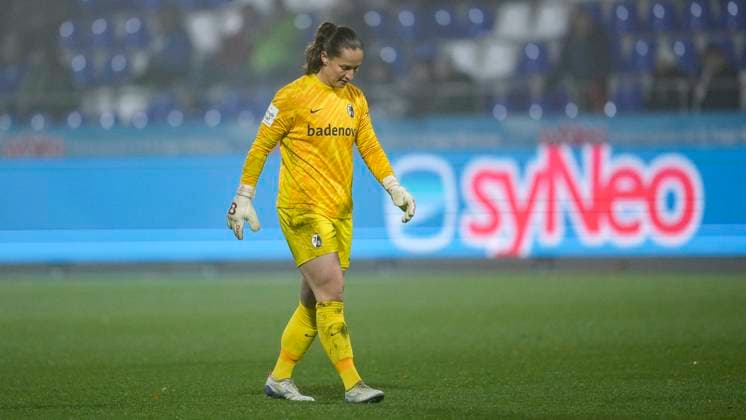 Laura Benkarth Goalkeeper, Goalkeeper, Freiburg, 1 , cropped, full body, single image, single photo, action, action, players of SC Freiburg, disappointed about the defeat, disappointment after the final whistle, highlight, loser, lost, frustration, disappointed, pessimistic, 06 11 2025, Sinsheim Hoffenheim Germany , Soccer, Google Pixel Women Bundesliga, TSG 1899 Hoffenheim SC Freiburg, DFB DFL REGULATIONS PROHIBIT ANY USE OF PHOTOGRAPHS AS IMAGE SEQUENCES AND OR QUASI VIDEO xozx