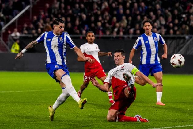UTRECHT, NETHERLANDS - NOVEMBER 6: Borja Sainz of FC Porto shoots to score his team s first goal under pressure from Nick Viergever of FC Utrecht during the UEFA Europa League 2025 26 League Phase MD4 match between FC Utrecht and FC Porto at Stadion Galgenwaard on November 6, 2025 in Utrecht, Netherlands. (Photo by Rene Nijhuis) SPO  Copyright: xRenexNijhuis
