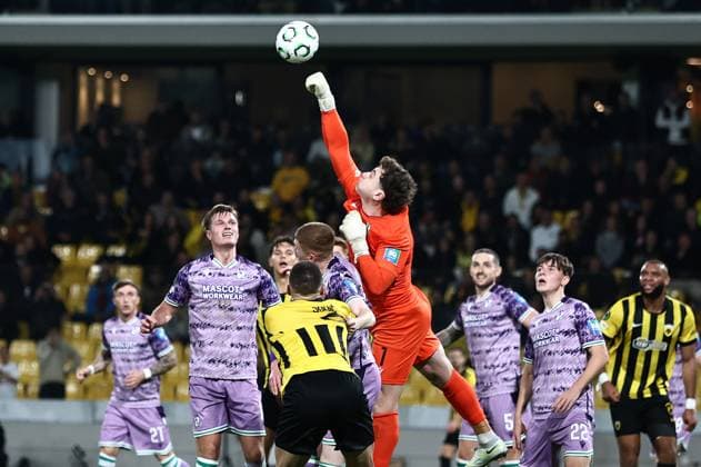 UEFA Europa Conference League Group Phase, OPAP Arena, Athens, Greece 6 11 2025 AEK Athens vs Shamrock Rovers Rovers Ed McGinty punches the ball clear Ed McGinty punches the ball clear 6 11 2025  Copyright: x INPHOx PER_5258