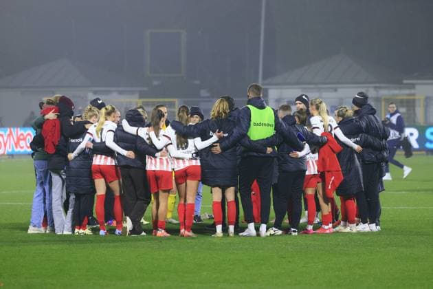 in the team circle after the match GPFBL TSG Hoffenheim vs SC Freiburg on 06 11 2025 at the Dietmar Hopp Stadium in Hoffenheim Team circle after the match Copyright: xspeedshotx