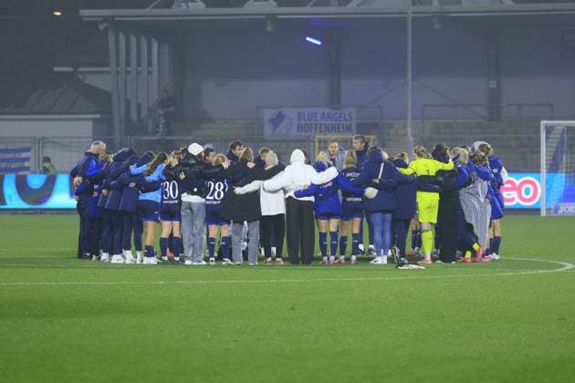 Sven Kienzle 99 TSG Hoffenheim Women in the team circle after the match, Laura Dick 1 TSG Hoffenheim Women and Stephan Lerch 99 TSG Hoffenheim Women present GPFBL TSG Hoffenheim vs SC Freiburg on 06 11 2025 at Dietmar Hopp Stadion in Hoffenheim Team circle after the match Copyright: xspeedshotx
