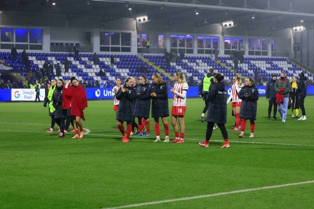Greta Stegemann 16 SC Freiburg Women , Lisa Karl 2 SC Freiburg Women , Nora Scherer 31 SC Freiburg Women and Selina Vobian 10 SC Freiburg Women applaud in the foreground after the match GPFBL TSG Hoffenheim vs SC Freiburg on 06 11 2025 at Dietmar Hopp Stadion in Hoffenheim Players applaud after the match Copyright: xspeedshotx