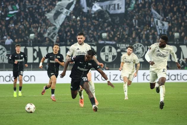SOCCER - UEFA EL, Sturm vs Nottingham GRAZ,AUSTRIA,06.NOV.25 - SOCCER - UEFA Europa League, SK Sturm Graz vs Nottingham Forest. Image shows Seedy Jatta (Sturm), Nikola Milenkovic and Ibrahim Sangare (Nottingham).  GEPAxpictures xChrisxBauer
