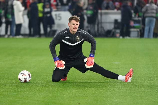 06 11 2025, xmohx, Football UEFA Europa League, VfB Stuttgart Feyernoord Rotterdam v l Alexander Nübel VfB Stuttgart Warmup warm up Warm up before the match DFL DFB REGULATIONS PROHIBIT ANY USE OF PHOTOGRAPHS as IMAGE SEQUENCES and or QUASI VIDEO Stuttgart