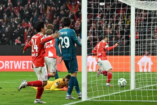 06 11 2025, xsltx, Football UEFA Conference League, FSV Mainz 05 AC Florence v l Goal celebration after the goal to celebrate the goal celebrate 2 1 by Jae Sung Lee FSV Mainz 05 DFL DFB REGULATIONS PROHIBIT ANY USE OF PHOTOGRAPHS as IMAGE SEQUENCES and or QUASI VIDEO Mainz