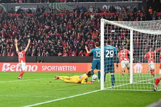 06 11 2025, xsltx, Football UEFA Conference League, FSV Mainz 05 AC Florence v l Goal celebration after the goal to celebrate the goal celebrate 2 1 by Jae Sung Lee FSV Mainz 05 DFL DFB REGULATIONS PROHIBIT ANY USE OF PHOTOGRAPHS as IMAGE SEQUENCES and or QUASI VIDEO Mainz