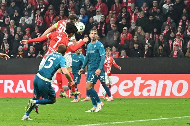 06 11 2025, xsltx, Fussball UEFA Conference League, FSV Mainz 05 AC Florenz v l Jae Sung Lee FSV Mainz 05 Torschuetze, erzielt das Tor, Treffer, scores the goal 2 1 DFL DFB REGULATIONS PROHIBIT ANY USE OF PHOTOGRAPHS as IMAGE SEQUENCES and or QUASI VIDEO Mainz
