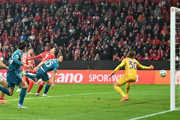 06 11 2025, xsltx, Fussball UEFA Conference League, FSV Mainz 05 AC Florenz v l Jae Sung Lee FSV Mainz 05 Torschuetze, erzielt das Tor, Treffer, scores the goal 2 1 DFL DFB REGULATIONS PROHIBIT ANY USE OF PHOTOGRAPHS as IMAGE SEQUENCES and or QUASI VIDEO Mainz