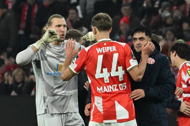 06 11 2025, xsltx, Football UEFA Conference League, FSV Mainz 05 AC Florence v l jubilation, joy about the victory Robin Zentner FSV Mainz 05 Nelson Weiper FSV Mainz 05 DFL DFB REGULATIONS PROHIBIT ANY USE OF PHOTOGRAPHS as IMAGE SEQUENCES and or QUASI VIDEO Mainz