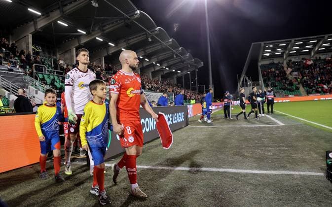 UEFA Europa Conference League Group Phase, Tallaght Stadium, Dublin 6 11 2025 Shelbourne vs Drita Shelbourne s Mark Coyle leads out his team Mark Coyle leads out his team 6 11 2025  Copyright: x INPHO BryanxKeanex CU9I9031