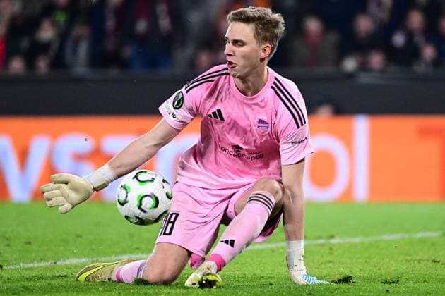Goalkeeper Oliwier Zych of Rakow in action during the Football Conference League 3rd round match Sparta Praha vs Rakow Czestochowa, Prague, Czech Republic, November 6, 2025. (CTKxPhoto OndrejxDeml) CTKPhotoP2025110609241  CTKPhotoP2025110609241