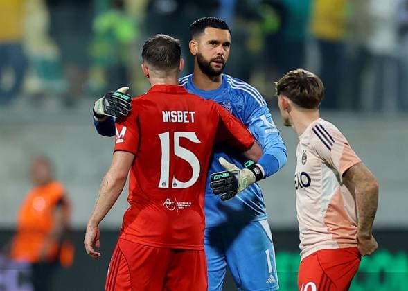 Kevin Nisbet of Aberdeen (left) and Aberdeen goalkeeper Dimitar Mitov after their side s draw AEK Larnaca v Aberdeen, UEFA Conference League, Group Stage, Football, AEK Arena, Larnaca, Cyprus - 06 Nov 2025Larnaca AEK Arena Cyprus EDITORIAL USE ONLY No use with unauthorised audio, video, data, fixture lists, club league logos or live services. Online in-match use limited to 120 images, no video emulation. No use in betting, games or single club league player publications. Copyright: xCharaxSavvides Shutterstockx 15642241dr