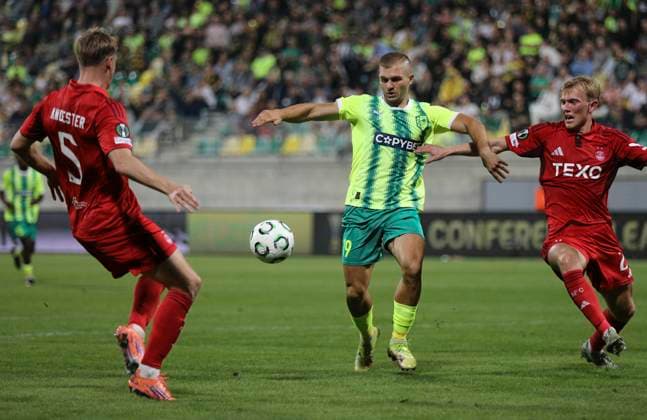 Cyprus Soccer Conference League AEK s Karol Anghelski, in the center, controls the ball during the Conference League opening phase soccer match between AEK Larnaca and Aberdeen, in Larnaca, Cyprus, Thursday, Nov. 6, 2025 Larnaca Cyprus  Copyright: xDanilxShamkinx originalFilename:shamkin-notitle251106_np8DZ.jpg
