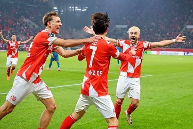 Mainz, Germany 06 November 2025 Conference League 2025 2026 FSV Mainz 05 vs AC Florence In the picture from left Nelson Weiper Mainz , scorer Jae sung Lee Mainz and Benedikt Hollerbach Mainz are happy about the goal for the 2 1 Mewa Arena Rheinland Pfalz Copyright: xFotostandx xRacochax