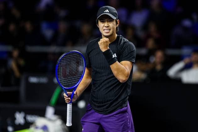 Moselle Open : tournoi de tennis, à Metz PHOTOPQR LE REPUBLICAIN LORRAIN Hugo AZMANI ; Metz ; 06 11 2025 ; Moselle Open : 22e édition du tournoi de tennis, aux Arènes, à Metz; Learner Tien (USA), lors de son match en quart de finale contre Matteo Berrettini Metz Moselle Lorraine France  Copyright: xPHOTOPQR LExREPUBLICAINxLORRAIN xHugoxAZMANIx 20251106RBL0864 20251106RBL0864