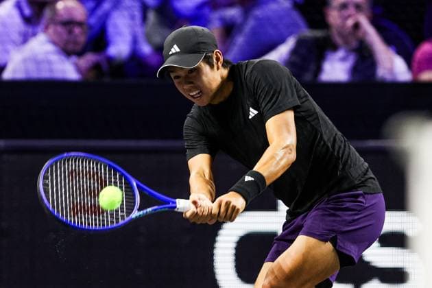 Moselle Open : tournoi de tennis, à Metz PHOTOPQR LE REPUBLICAIN LORRAIN Hugo AZMANI ; Metz ; 06 11 2025 ; Moselle Open : 22e édition du tournoi de tennis, aux Arènes, à Metz; Learner Tien (USA), lors de son match en quart de finale contre Matteo Berrettini Metz Moselle Lorraine France  Copyright: xPHOTOPQR LExREPUBLICAINxLORRAIN xHugoxAZMANIx 20251106RBL0866 20251106RBL0866
