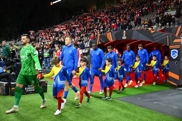 SC Braga v KRC Genk - UEFA Europa League BRAGA, PORTUGAL - NOVEMBER 06 : Heymans Daan midfielder of KRC Genk, Players of KRC Genk entering the field during the UEFA Europa League 2025 26 League Phase MD4 match between SC Braga and KRC Genk on November 6, 2025 in Braga, Portugal, 06 11 2025 Braga Portugal  Copyright: xVincentxKalutx