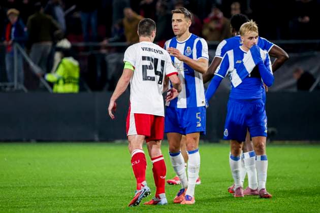 UEFA Europa League 2025 26 League Phase MD4 - FC Utrecht vs FC Porto, Netherlands Jan Bednarek of FC Porto and Nick Viergever of FC Utrecht after the final whistle during the UEFA Europa League 2025 26 League Phase MD4 match between FC Utrecht and FC Porto at the Stadion Galgenwaard in Utrecht, Netherlands, November 06, 2025. Utrecht Netherlands  Copyright: xMatrixxImagesx xWartxBrinkerhofx