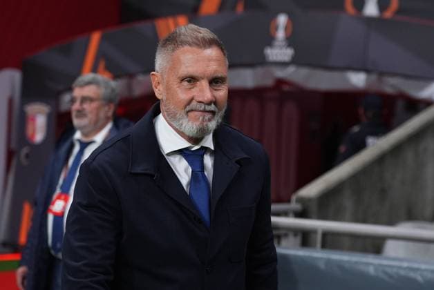 Genk s head coach Thorsten Fink pictured at the start of a soccer game between Portuguese soccer team SC Braga and Belgian club KRC Genk, on Thursday 06 November 2025, in Braga, fourth game (out of 8) in the league phase of the UEFA Europa League competition. JOMAxGISBERT  x139673324x