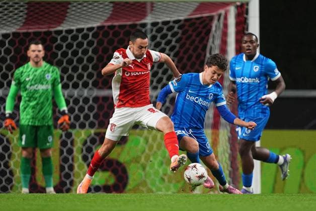 Genk s Konstantinos Kos Karetsas pictured in action during a soccer game between Portuguese soccer team SC Braga and Belgian club KRC Genk, on Thursday 06 November 2025, in Braga, fourth game (out of 8) in the league phase of the UEFA Europa League competition. JOMAxGISBERT  x139673912x