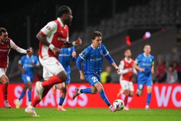 Genk s Konstantinos Kos Karetsas pictured in action during a soccer game between Portuguese soccer team SC Braga and Belgian club KRC Genk, on Thursday 06 November 2025, in Braga, fourth game (out of 8) in the league phase of the UEFA Europa League competition. JOMAxGISBERT  x139674151x