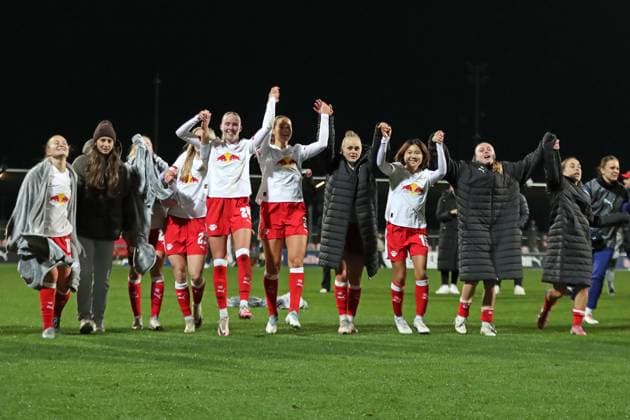 Google Pixel Womens Bundesliga, RB Leipzig FC Carl Zeiss Jena 06 11 2025 The RB Leipzig team celebrates the victory with the fans Football, Google Pixel Womens Bundesliga, Season 2025 2026, 9 Matchday RB Leipzig vs FC Carl Zeiss Jena on 06 11 2025, Training Center Cottaweg, Leipzig DFB REGULATIONS PROHIBIT ANY USE OF PHOTOGRAPHS AS IMAGE SEQUENCES AND OR QUASI VIDEO Copyright: xBEAUTIFULxSPORTS JanxKaeferx