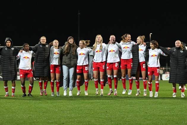 Google Pixel Womens Bundesliga, RB Leipzig FC Carl Zeiss Jena 06 11 2025 The RB Leipzig team cheers and jumps with the fans Football, Google Pixel Womens Bundesliga, Season 2025 2026, 9 Matchday RB Leipzig vs FC Carl Zeiss Jena on 06 11 2025, Training Center Cottaweg, Leipzig DFB REGULATIONS PROHIBIT ANY USE OF PHOTOGRAPHS AS IMAGE SEQUENCES AND OR QUASI VIDEO Copyright: xBEAUTIFULxSPORTS JanxKaeferx
