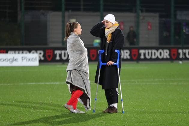 Google Pixel Womens Bundesliga, RB Leipzig FC Carl Zeiss Jena 06 11 2025 The injured Giovanna Hoffmann 7, RB Leipzig on crutches in conversation with Annabel Schasching 16, RB Leipzig Football, Google Pixel Womens Bundesliga, Season 2025 2026, 9 Matchday RB Leipzig vs FC Carl Zeiss Jena on 06 11 2025, Training Center Cottaweg, Leipzig DFB REGULATIONS PROHIBIT ANY USE OF PHOTOGRAPHS AS IMAGE SEQUENCES AND OR QUASI VIDEO Copyright: xBEAUTIFULxSPORTS JanxKaeferx