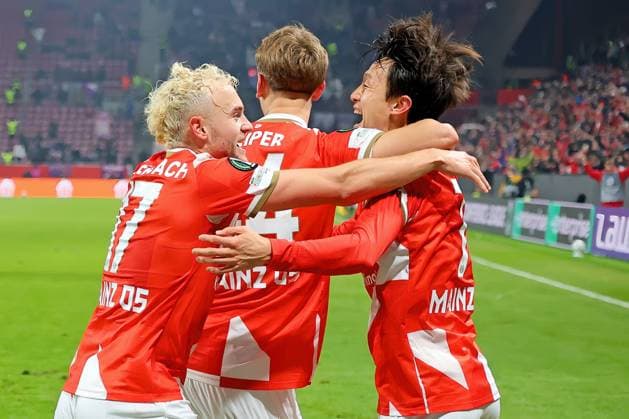 Mainz, Germany 06 November 2025 Conference League 2025 2026 FSV Mainz 05 vs AC Florence In the picture from left Benedikt Hollerbach Mainz , Nelson Weiper Mainz and scorer Jae sung Lee Mainz are happy about the goal for the 2 1 Mewa Arena Rheinland Pfalz Copyright: xFotostandx xRacochax