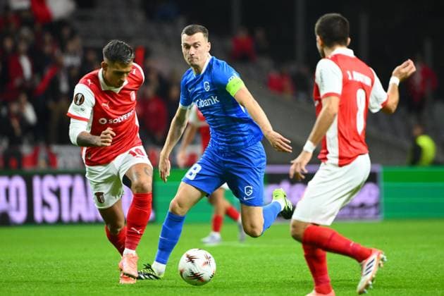 SC Braga v KRC Genk - UEFA Europa League BRAGA, PORTUGAL - NOVEMBER 06 : Heynen Bryan midfielder of KRC Genk in action during the UEFA Europa League 2025 26 League Phase MD4 match between SC Braga and KRC Genk on November 6, 2025 in Braga, Portugal, 06 11 2025 Braga Portugal  Copyright: xVincentxKalutx