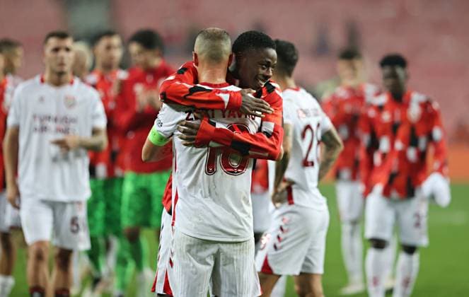 Samsunspor v Hamrun Spartans - UEFA Conference League SAMSUN, TURKIYE - NOVEMBER 6: Players of Samsunspor celebrate victory after the UEFA Conference League week 3 football match between Samsunspor and Hamrun Spartans at Yeni 19 Mayis Stadium in Samsun, Turkiye, on November 6, 2025. Veysel Altun Anadolu Samsun Turkey. Editorial use only. Please get in touch for any other usage.  Copyright: x2025xAnadoluxVeyselxAltunx
