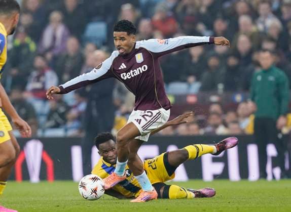 Birmingham, England, 6th November 2025. Ian Maatsen of Aston Villaskips past Issouf Sissokho of Maccabi Tel-Aviv during the Aston Villa vs Maccabi Tel-Aviv FC UEFA Europa League match at Villa Park, Birmingham. Picture credit should read: Andrew Yates Sportimage EDITORIAL USE ONLY. No use with unauthorised audio, video, data, fixture lists, club league logos or live services. Online in-match use limited to 120 images, no video emulation. No use in betting, games or single club league player publications. SPI_034_AY_Villa_Macabbi SPI-4269-0035