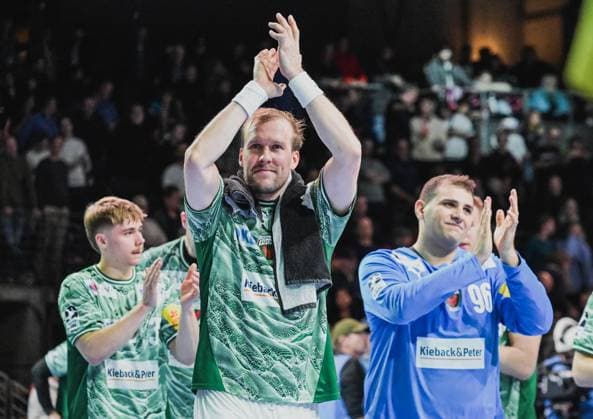 06 11 2025, xlakx, Handball, DHB Pokal 1 8 Final, Fuechse Berlin ThSV Eisenach f l Max Guenther Fuechse Berlin , Max Darj Fuechse Berlin , Dejan Milosavljev Fuechse Berlin Celebrating the victory, cheering after the end of the game Berlin Daniel Lakomski