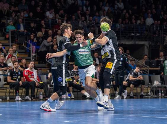Handball, Men, Season 2025 2026, DHB Cup Round of 16 , Füchse Berlin ThSV Eisenach, f l Philipp Meyer Eisenach , Gabriel Kofler Füchse Berlin , Justin Kurch Eisenach , 06 11 2025, Copyright: xSebastianxRäppold MatthiasxKochx