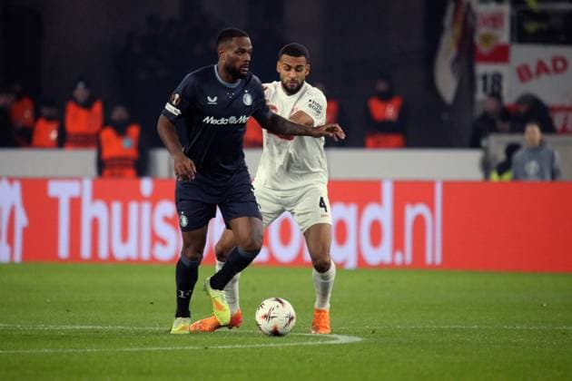 06 11 2025, xmohx, Football UEFA Europa League, VfB Stuttgart Feyernoord Rotterdam v l Cyle Larin Feyenoord Rotterdam Josha Vagnoman VfB Stuttgart duel, action, action, battle for the ball TIONS PROHIBIT ANY USE OF PHOTOGRAPHS as IMAGE SEQUENCES and or QUASI VIDEO Stuttgart
