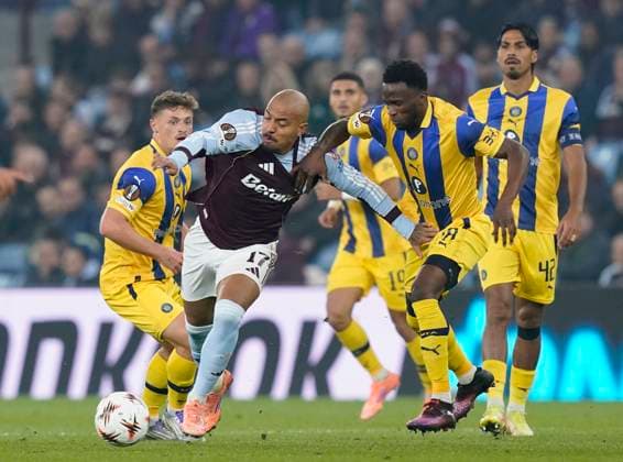 Birmingham, England, 6th November 2025. Donyell Malen of Aston Villa tussles with Issouf Sissokho of Maccabi Tel-Aviv during the Aston Villa vs Maccabi Tel-Aviv FC UEFA Europa League match at Villa Park, Birmingham. Picture credit should read: Andrew Yates Sportimage EDITORIAL USE ONLY. No use with unauthorised audio, video, data, fixture lists, club league logos or live services. Online in-match use limited to 120 images, no video emulation. No use in betting, games or single club league player publications. SPI_036_AY_Villa_Macabbi SPI-4269-0036
