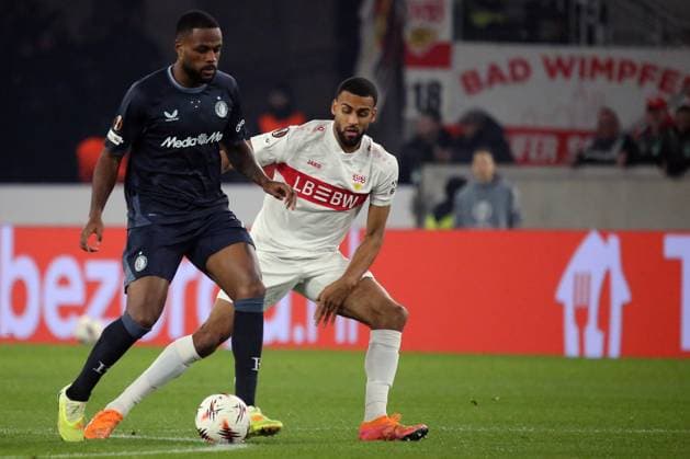 06 11 2025, xmohx, Football UEFA Europa League, VfB Stuttgart Feyernoord Rotterdam v l Cyle Larin Feyenoord Rotterdam Josha Vagnoman VfB Stuttgart duel, action, action, battle for the ball TIONS PROHIBIT ANY USE OF PHOTOGRAPHS as IMAGE SEQUENCES and or QUASI VIDEO Stuttgart