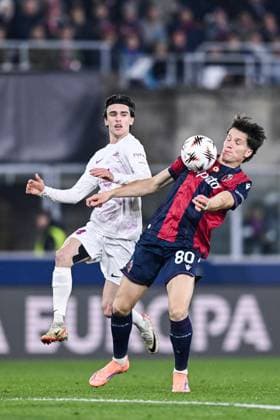 251106 Giovanni Fabbian of Bologna and Ulrik Mathisen of Brann during the Europa League football match between Bologna and Brann on November 6, 2025 in Bologna Photo Image Photo BILDBYRAN kod XY XY0083 fotboll football soccer fotball uefa europa league europa league bologna brann bbeng  Copyright: ImagexPhoto BB251106ZV004