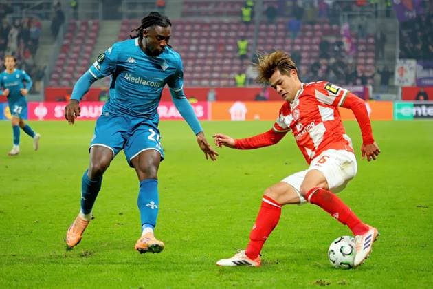 Mainz, Germany 06 November 2025 Conference League 2025 2026 FSV Mainz 05 vs AC Florence In the picture from left in the duel Moise Kean Florence against Kaishu Sano Mainz Mewa Arena Rheinland Pfalz Copyright: xFotostandx xRacochax