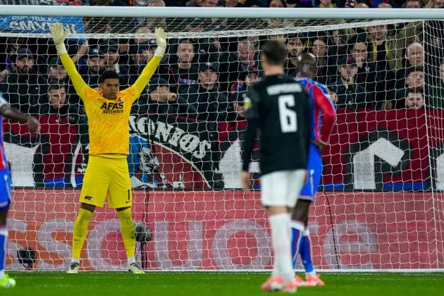 2025-11-06 Crystal Palace v AZ Alkmaar - UEFA Conference League 2025 26 League Phase MD4 LONDON, UNITED KINGDOM - NOVEMBER 6: Goalkeeper Jayden Owusu-Oduro of AZ Alkmaar looks on during the UEFA Conference League 2025 26 League Phase MD4 match between Crystal Palace and AZ Alkmaar at Selhurst Park Stadium on November 6, 2025 in London, United Kingdom. London Selhurst Park Stadium United Kingdom Content not available for redistribution in The Netherlands directly or indirectly through any third parties. Copyright: xEdxvanxdexPolx