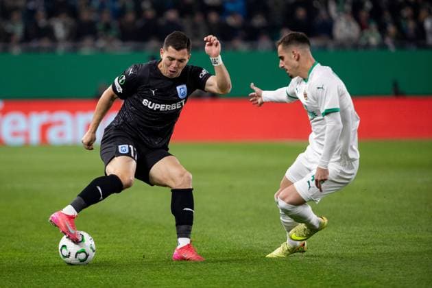 SOCCER - UEFA ECL, Rapid vs Craiova VIENNA,AUSTRIA,06.NOV.25 - SOCCER - UEFA Conference League, SK Rapid Wien vs CS Universitatea Craiova. Image shows Carlos Mora (Craiova) and Andrija Radulovic (Rapid).  GEPAxpictures xPhilippxBrem