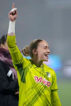 Laura Johanna Dick Goalkeeper, Goalkeeper, TSG, 1 , TSG 1899 Hoffenheim players, single image, single photo, action, action, cheering after the final whistle, joy about the victory, winner, winners, cheers, cheering, cheerful, positive, rejoice, rejoice, optimistic, highlight, action, action, 06 11 2025, Sinsheim Hoffenheim Germany , Soccer, Google Pixel Women Bundesliga, TSG 1899 Hoffenheim SC Freiburg, DFB DFL REGULATIONS PROHIBIT ANY USE OF PHOTOGRAPHS AS IMAGE SEQUENCES AND OR QUASI VIDEO xozx